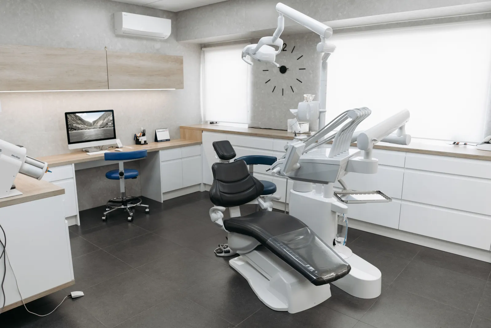 Behandlingsstol og utstyr i en moderne tannklinikk