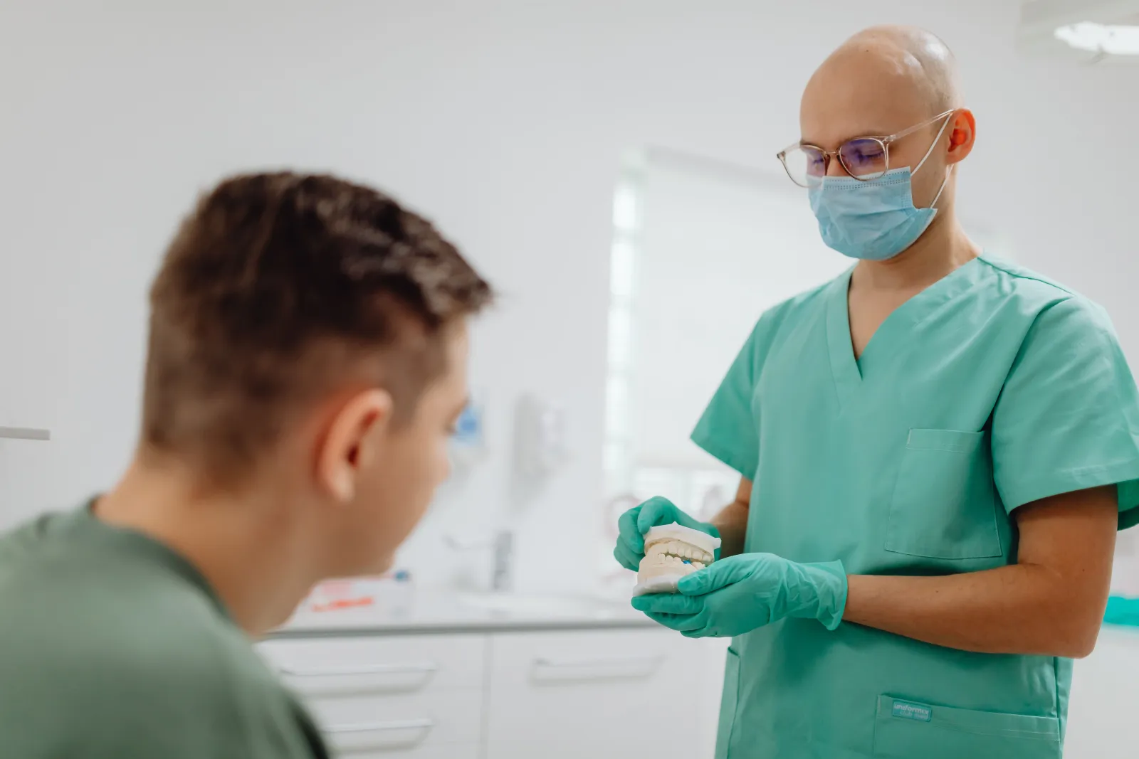 Tannlege forklarer en behandling for en pasient